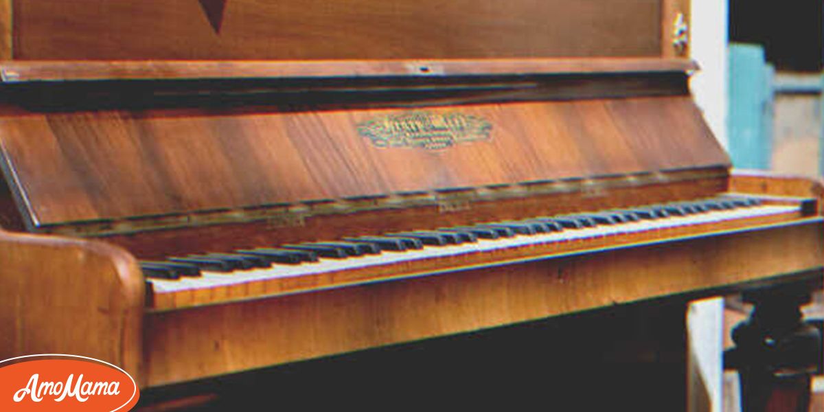 Anciana desconocida le da un piano viejo a niña pobre: sus padres la
